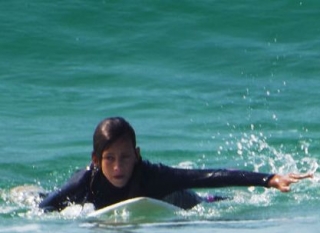  儿童和青少年冲浪课程 